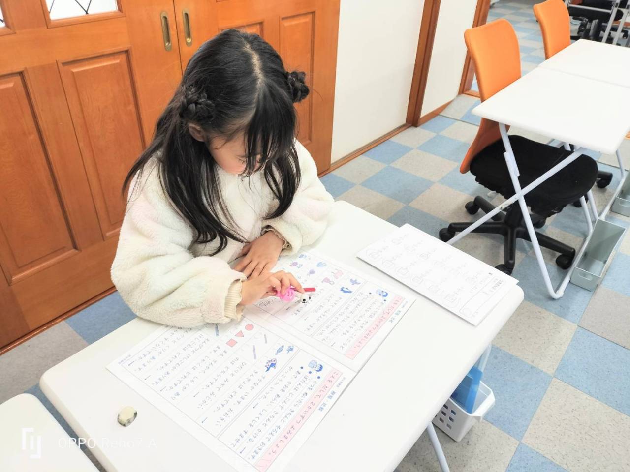 繰り上がりのあるたし算や文章題を解く年長さん♪